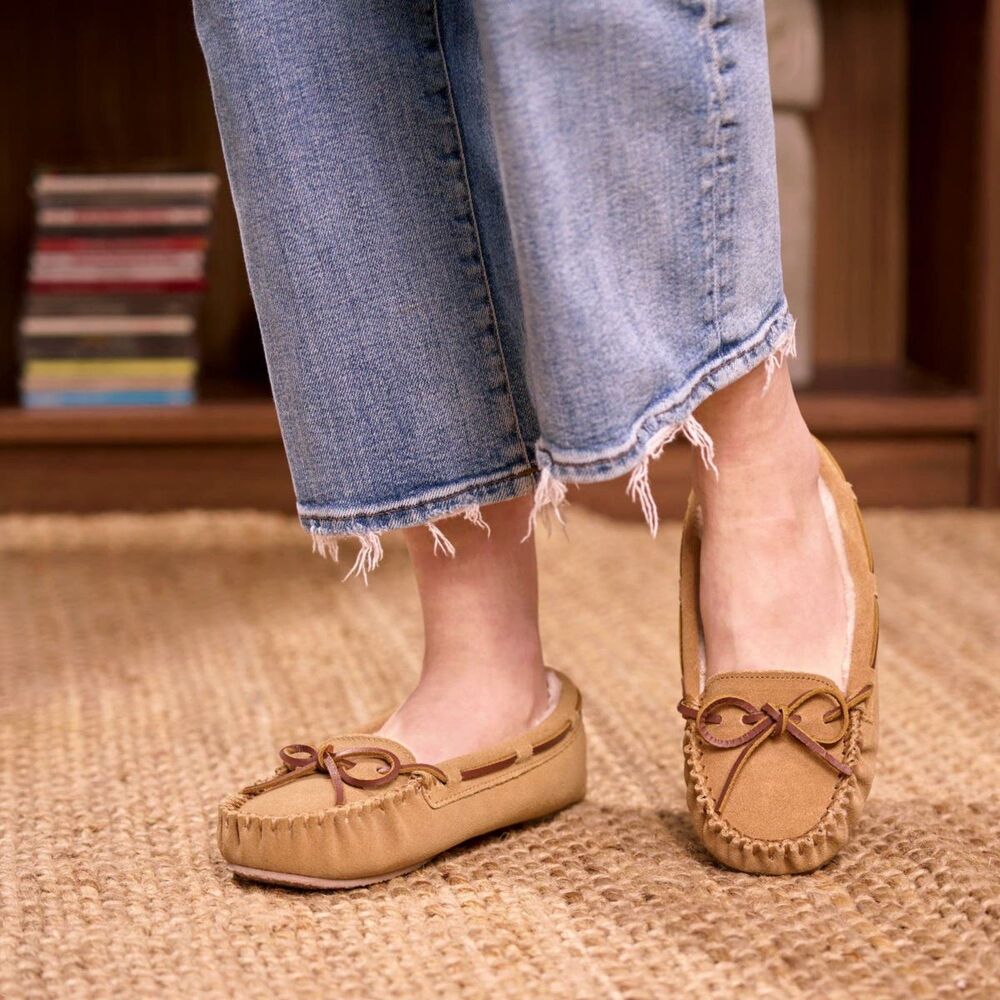 Minnetonka Cally Moccasin Slippers Cinnamon Brown Suede White Fur Bow Cozyvibes